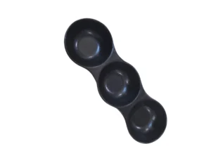 Élégante assiette triple en céramique noire, idéale pour présenter sauces, condiments ou dégustations avec style et modernité.