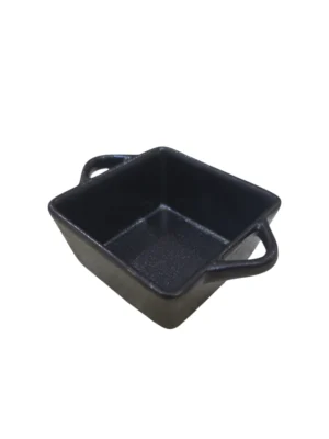 Élégant bol carré en céramique noire avec poignées intégrées, idéal pour servir vos plats avec caractère et raffinement.