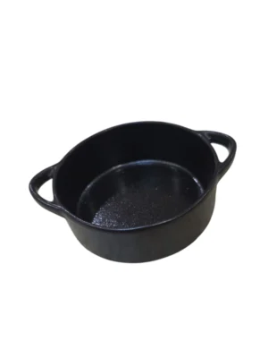 Bol rond en céramique noire mate avec poignées, solide et élégant, parfait pour vos plats chauds ou accompagnements.