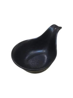 Petit bol à sauce en céramique noire mate, design épuré avec bec verseur pratique.