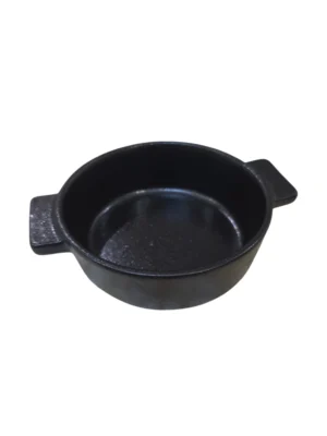 Bol rond en céramique noire avec poignées, idéal pour servir des plats chauds avec élégance et praticité.