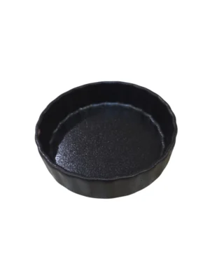 Plat rond en céramique noire mate avec bords ondulés, élégant et résistant, idéal pour cuisiner et présenter.