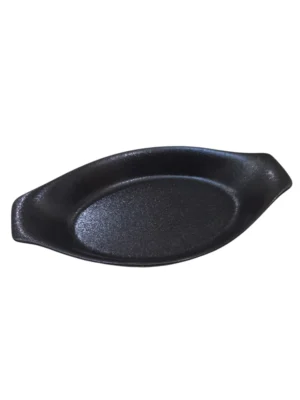 Plat ovale en céramique noire mate avec poignées, idéal pour un service élégant et pratique.