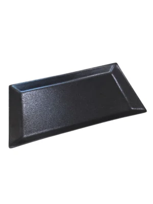 Plateau rectangulaire élégant en céramique noire, idéal pour sublimer vos présentations avec modernité et raffession.