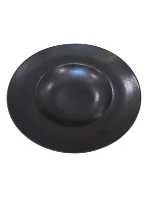 Assiette creuse ronde en céramique noire mate, élégante et résistante, idéale pour servir soupes et plats en sauce.