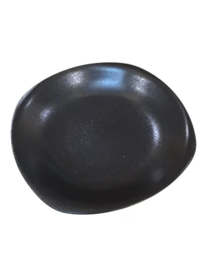 Assiette carrée ( 3 taille ) en céramique noire mate, au design unique aux bords irréguliers, alliant élégance et modernité.