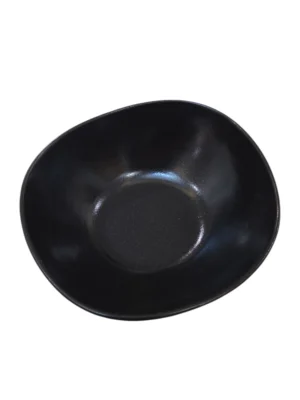 Bol en céramique noire au design élégant et profond, idéal pour sublimer soupes, salades et plats chauds avec raffinement.
