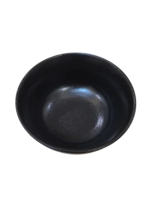 Grand bol en céramique noire mate, alliant élégance et robustesse pour vos moments gourmands.