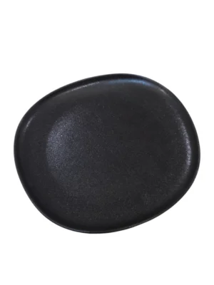 Assiette noire ovale en céramique, au design original et élégant, parfaite pour une présentation moderne de vos plats.