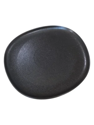 Assiette ovale en céramique noire, au design contemporain et élégant pour sublimer toutes vos préparations.