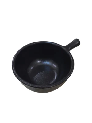 Bol noir en céramique avec poignée, design moderne et fonctionnel pour une utilisation polyvalente.