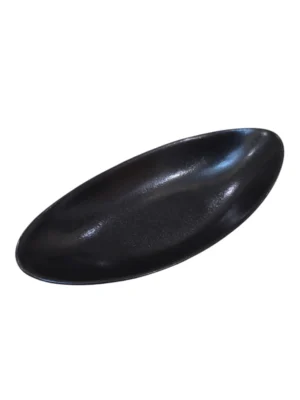 Plat ovale en céramique noire, élégant et fonctionnel, parfait pour une présentation raffinée.