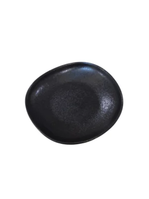 Assiette en céramique noire au design arrondi, élégante et résistante pour sublimer vos plats.
