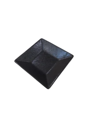 Photoroom-20251213_151813 petite assiette carrée ( 3 tailles ) en céramique noire texturée, alliant design moderne et robustesse pour une présentation élégante.