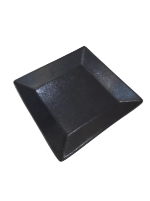 Élégante assiette carrée en céramique noire, parfaite pour sublimer vos présentations culinaires avec style et modernité.